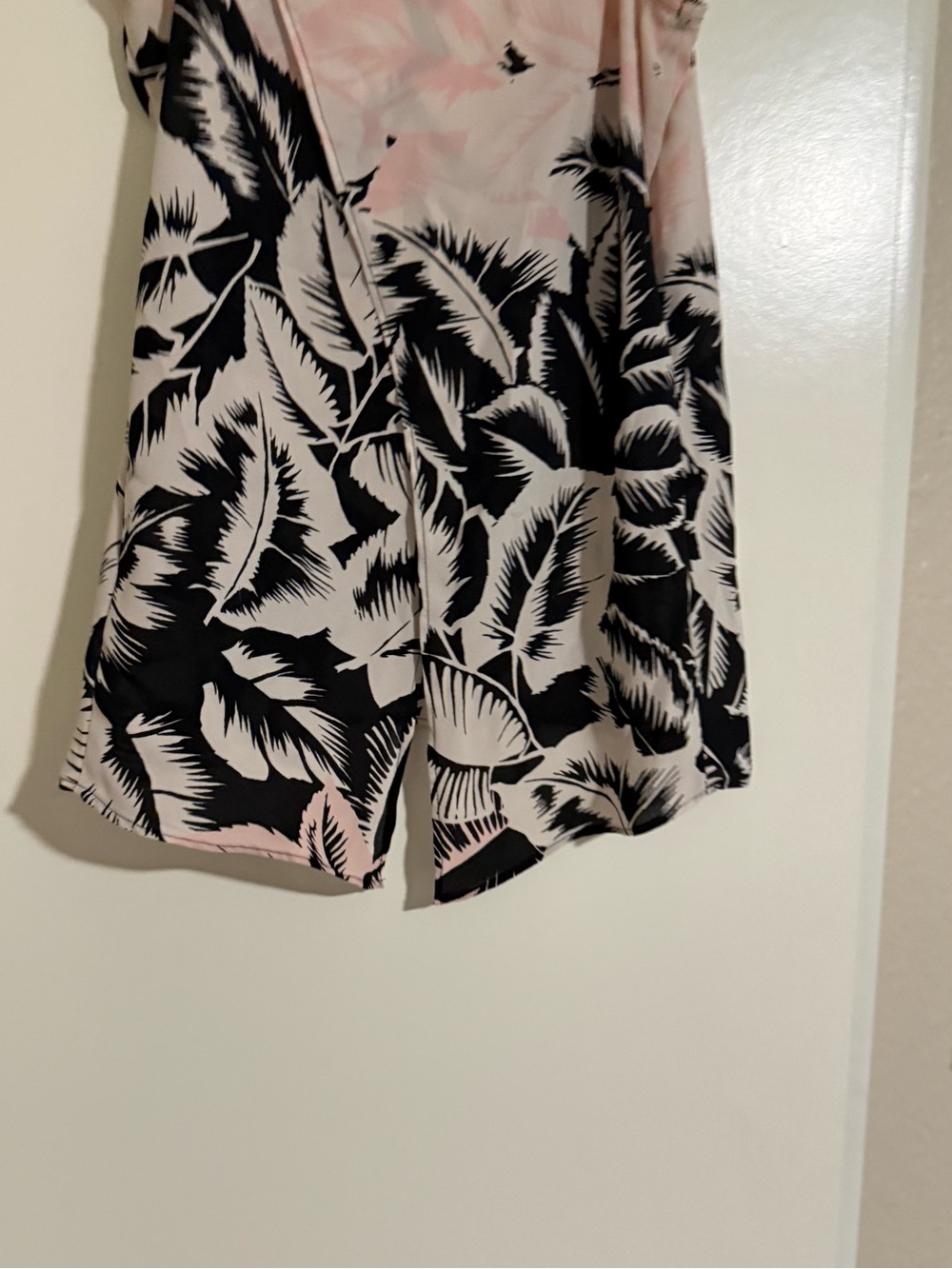 Chic sleeveless V-neck top. Cool cuts. Elegant. - Picture 7 of 9